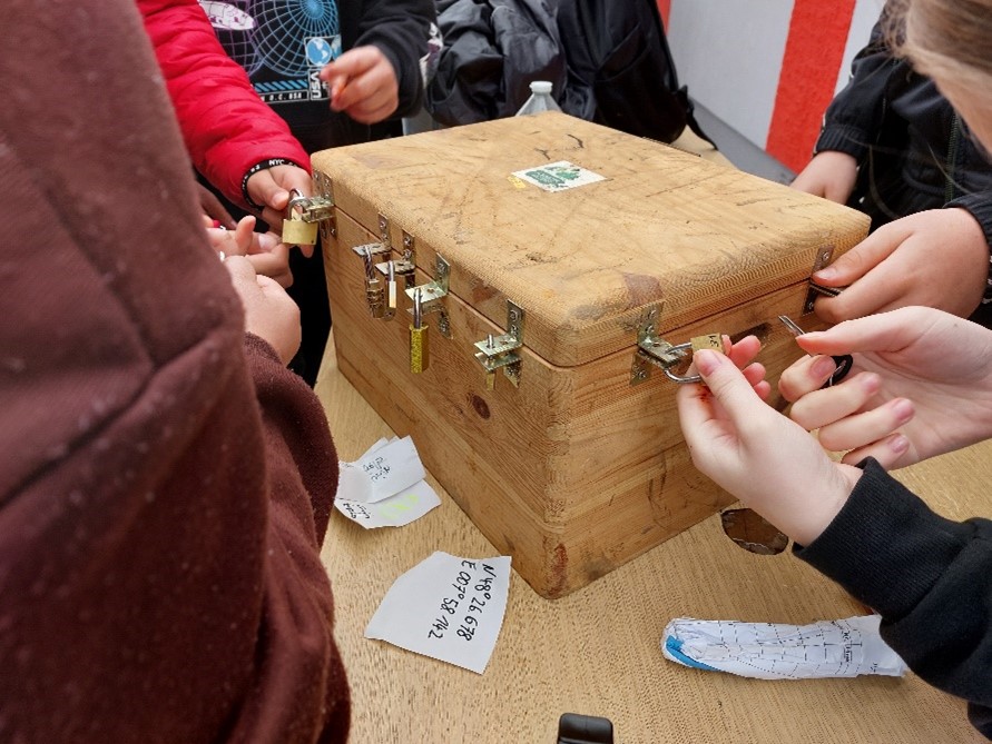 Nach vielen versteckten Hinweisen während des Geo-cachings wurde der Schatz gefunden und die  Truhe geöffnet