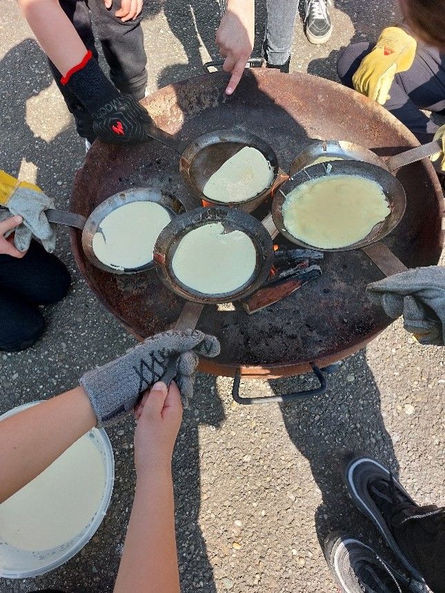 Auch das Mittagessen wurde selbst und über dem Feuer zubereitet