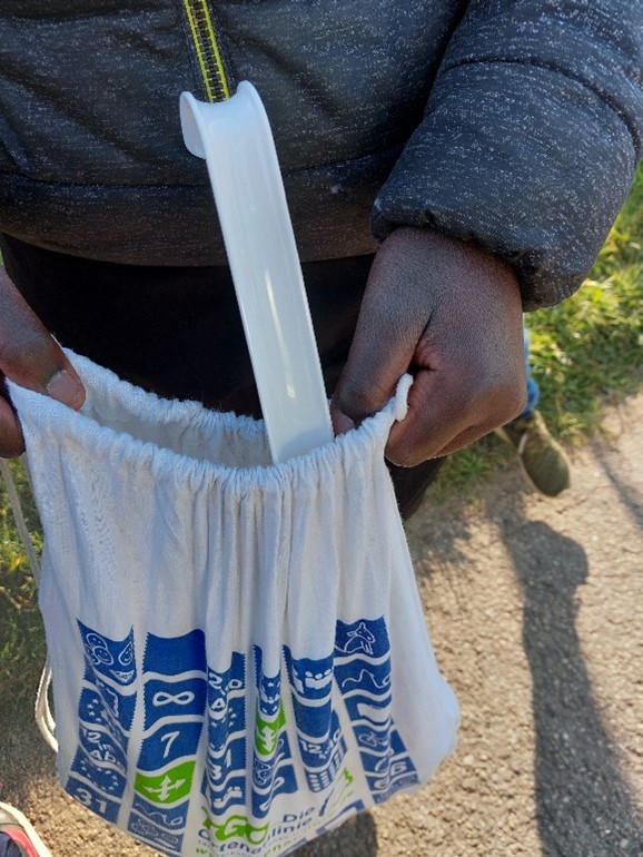 Mit dem mitgebrachten Schuhlöffel wollten einige 5.Klässler, die in den Reben vermuteten Bären, fangen.