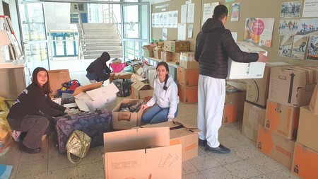 Die Neuntklässler verpacken die Spenden